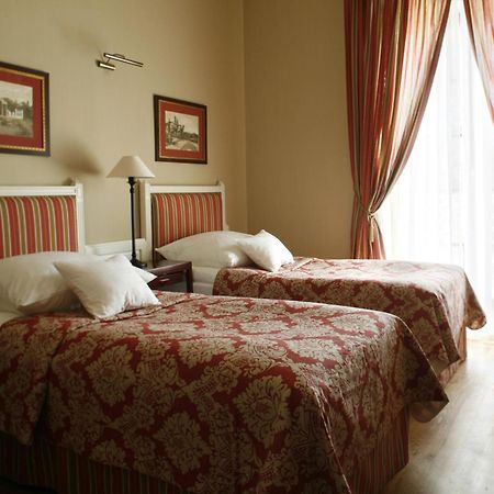 Hotel Dwor Kosciuszko Cracovia Esterno foto A room at the hotel