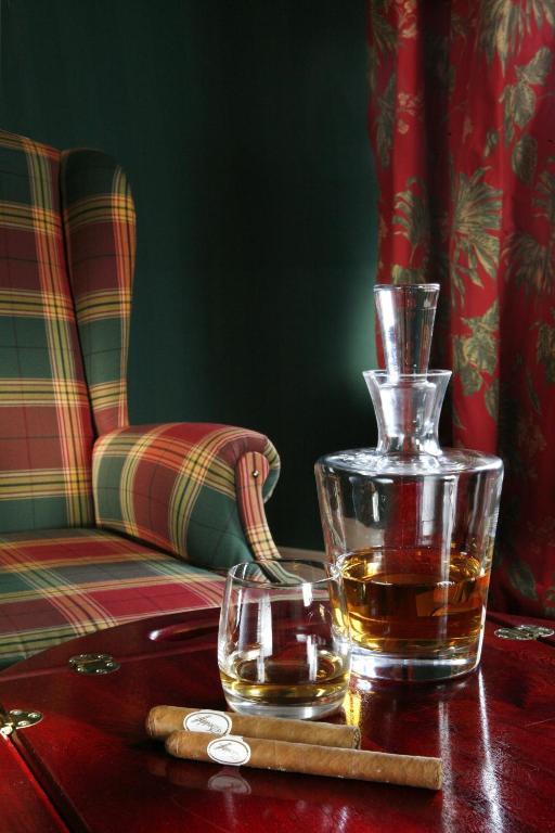 Hotel Dwor Kosciuszko Cracovia Camera foto A decanter of Scotch whisky