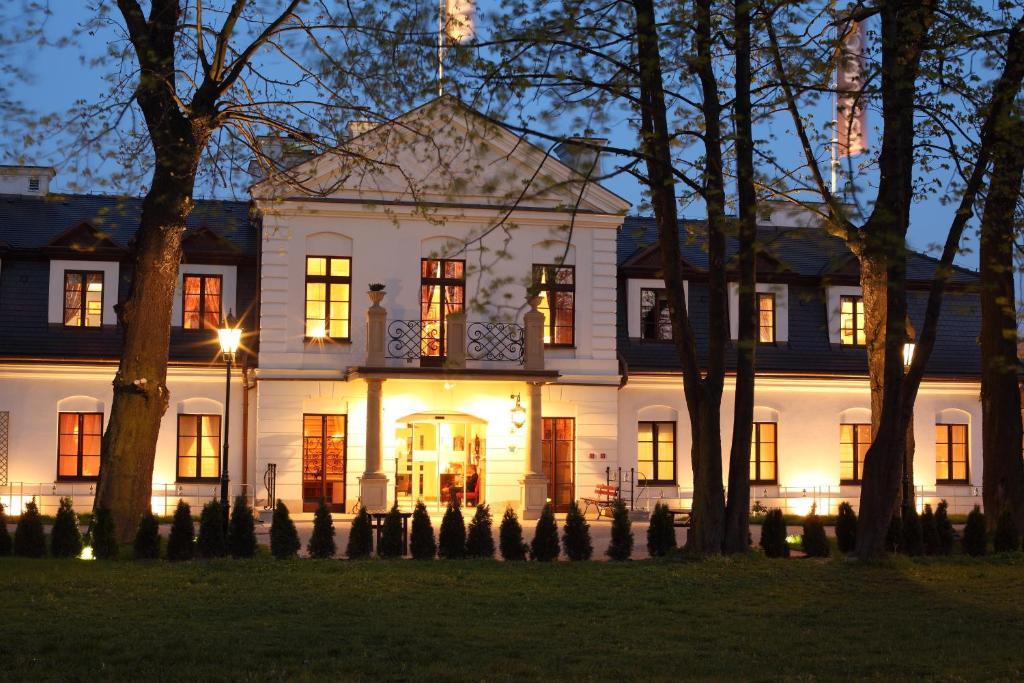 Hotel Dwor Kosciuszko Cracovia Esterno foto The palace at night