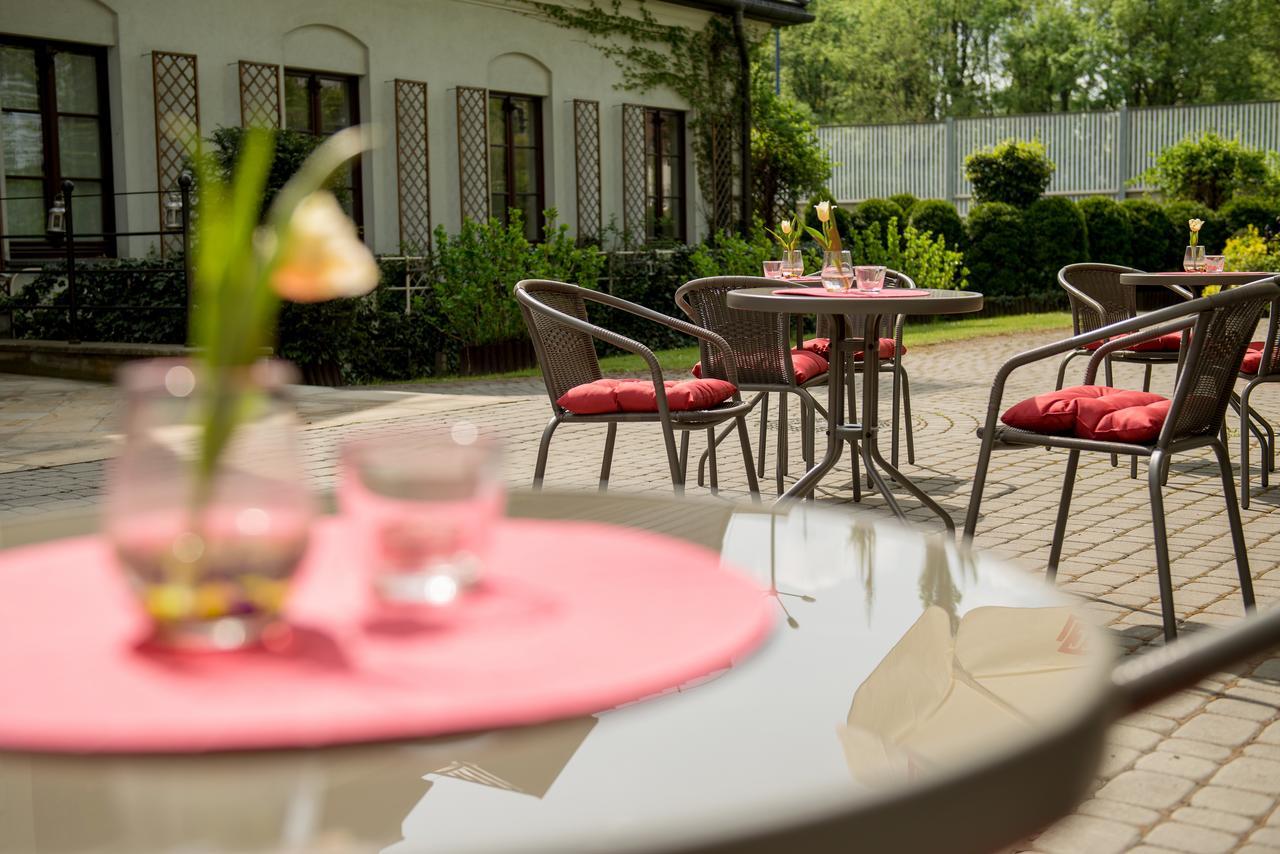 Hotel Dwor Kosciuszko Cracovia Esterno foto The courtyard of the hotel