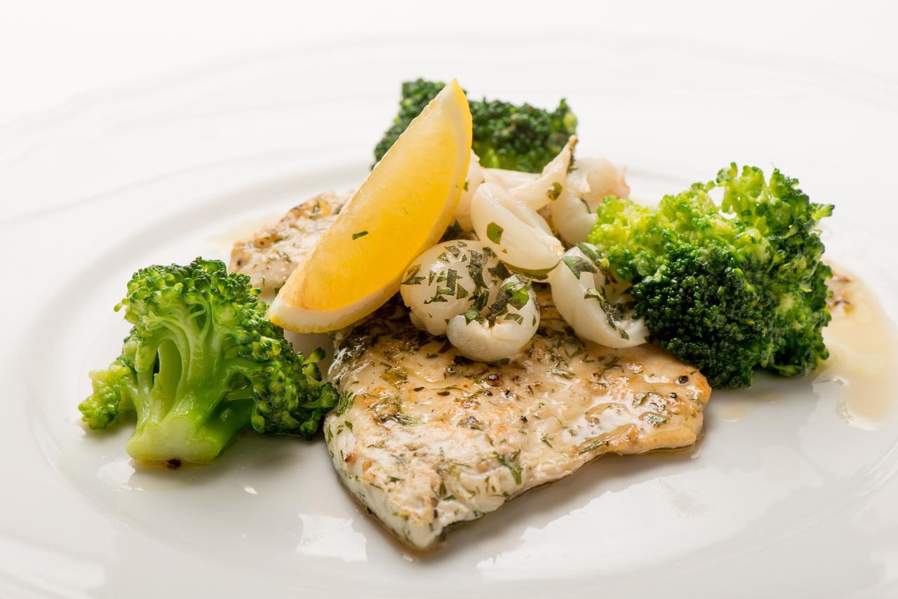 Hotel Dwor Kosciuszko Cracovia Esterno foto A prepared meal of tilapia