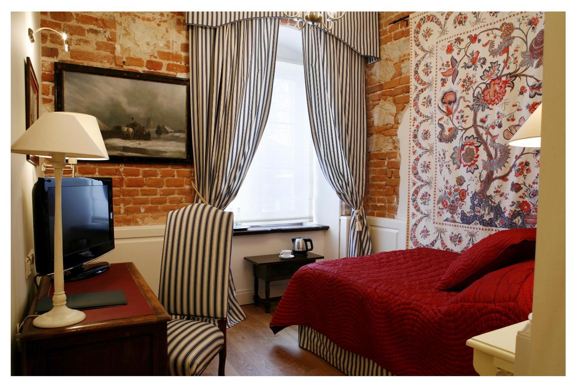 Hotel Dwor Kosciuszko Cracovia Esterno foto A room at the hotel